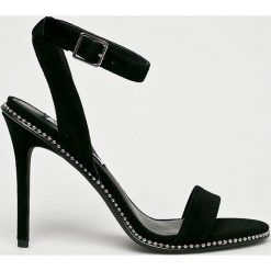 Steve Madden - Sandały Sylvie. Czarne sandały damskie Steve Madden, bez wzorów, z materiału, z okrągłym noskiem, bez obcasa, na obcasie, na klamry. W wyprzedaży za 269,90 zł.
