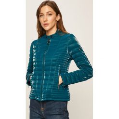 Guess Jeans - Kurtka. Niebieskie płaszcze damskie Guess Jeans, s, z aplikacjami, z elastanu, krótkie. Za 839,90 zł.