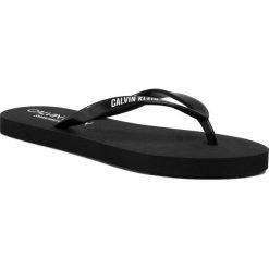 Japonki CALVIN KLEIN SWIMWEAR - FF Sandals KW0KW01032 BLK. Czarne klapki damskie Calvin Klein Swimwear, bez wzorów, z tworzywa sztucznego, bez obcasa. Za 159,00 zł.