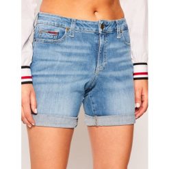 Szorty jeansowe Tommy Jeans Mid Rise Denim Bermuda DW0DW08225. Niebieskie szorty damskie Tommy Jeans, bez wzorów, z elastanu. Za 299,00 zł.