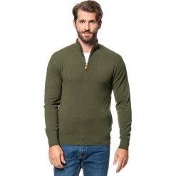 Golfy męskie: Sweter w kolorze oliwkowym