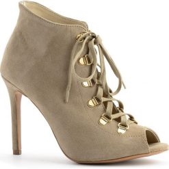 Beżowe wiązane zamszowe botki open toe 103G. Brązowe botki damskie na lato, z zamszu, eleganckie, z otwartym noskiem, bez obcasa, na obcasie, bez zapięcia. W wyprzedaży za 229,00 zł.