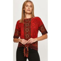 Desigual - Bluzka. Czerwone bluzki damskie Desigual, na co dzień, s, bez wzorów, z elastanu, casualowe, z okrągłym kołnierzem, z krótkim rękawem. Za 259,90 zł.