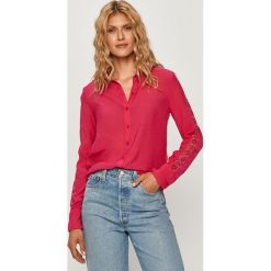 Desigual - Koszula. Różowe bluzki damskie Desigual, s, z aplikacjami, z poliesteru, klasyczne, z klasycznym kołnierzykiem, z długim rękawem. W wyprzedaży za 219,90 zł.