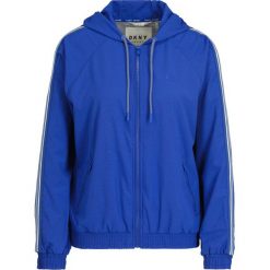 Bluza DKNY Sport DP9J8409. Niebieskie bluzy sportowe damskie DKNY Sport, s, bez wzorów, z elastanu, bez rękawów, bez kaptura. W wyprzedaży za 319,00 zł.