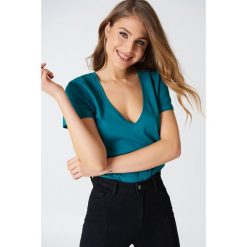 NA-KD Basic T-shirt z dekoltem V - Green,Blue. Niebieskie t-shirty damskie marki NA-KD Basic, bez wzorów, bez kołnierzyka. W wyprzedaży za 21,18 zł.
