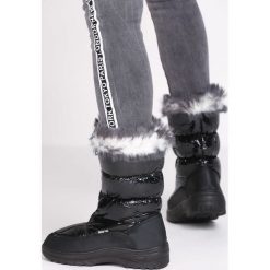 Czarne Śniegowce Look To Be. Czarne śniegowce damskie Born2be, na zamek. Za 29,99 zł.