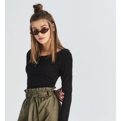 Dopasowana bluzka basic - Czarny. Czarne bluzki damskie marki Sinsay, s, bez wzorów, bez kołnierzyka, bez rękawów. Za 24,99 zł.