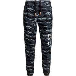 Spodnie EA7 EMPORIO ARMANI Print. Czarne spodnie dresowe męskie marki EA7 Emporio Armani, moro, z dresówki. Za 390,00 zł.