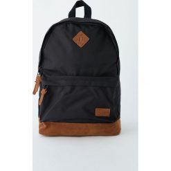 Dwukolorowy plecak z naszywką. Czarne plecaki męskie marki Pull&Bear, z aplikacjami. Za 99,90 zł.