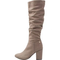 Buty zimowe damskie: XTI Kozaki taupe