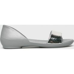 Crocs - Baleriny. Szare baleriny damskie Crocs, bez wzorów, z materiału, bez obcasa. W wyprzedaży za 139,90 zł.