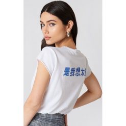 T-shirty damskie: NA-KD Trend T-shirt z chińskim nadrukiem z tyłu – White