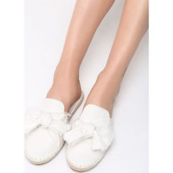 Białe Klapki Moonstone. Białe espadryle damskie Born2be, bez wzorów, bez obcasa, na płaskiej podeszwie. Za 39,99 zł.