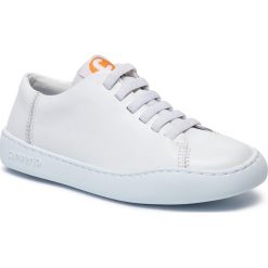Sneakersy CAMPER - Peu Touring K200877-001 White. Białe półbuty damskie Camper, na co dzień, bez wzorów, ze skóry, bez obcasa, na płaskiej podeszwie, bez zapięcia. Za 419,00 zł.
