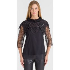 CZARNA BLUZKA TWINSET. Czarne bluzki damskie Twinset, z aplikacjami, z okrągłym kołnierzem, bez rękawów. Za 514,50 zł.