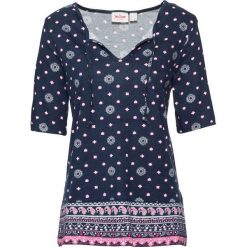 Tunika shirtowa z nadrukiem, krótki rękaw bonprix ciemnoniebieski wzorzysty. Niebieskie tuniki damskie bonprix, z nadrukiem, bez kołnierzyka, z krótkim rękawem. Za 44,99 zł.