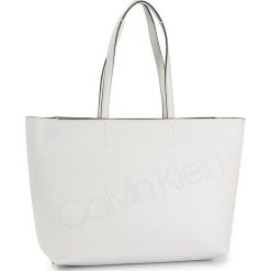 Torebka CALVIN KLEIN - Must PSP20 Med Shopper K60K606184 YAD. Białe torby damskie na zakupy Calvin Klein, bez wzorów, ze skóry ekologicznej, klasyczne, na ramię, bez dodatków. W wyprzedaży za 489,00 zł.