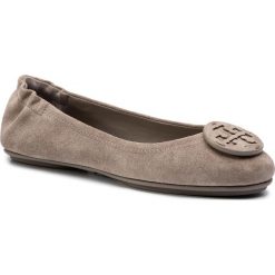 Baleriny TORY BURCH - Minnie Travel Ballet With Leather Logo 57247 Gray Heron/Gray Heron 032. Szare baleriny damskie Tory Burch, bez wzorów, ze skóry, bez obcasa. Za 999,00 zł.