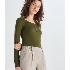 Dopasowana bluzka basic - Khaki. Brązowe bluzki damskie Sinsay, s, bez wzorów, bez kołnierzyka, bez rękawów. Za 24,99 zł.