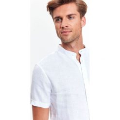 KOSZULA MĘSKA LNIANA ZE STÓJKĄ O KROJU SLIM. Szare koszule męskie na spinki marki Top Secret, w ażurowe wzory. Za 49,99 zł.