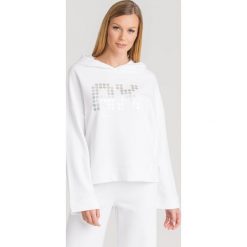 BLUZA Armani Exchange. Białe bluzy damskie Armani Exchange, s, z nadrukiem, z materiału, bez rękawów, z kapturem. Za 335,30 zł.