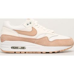 Nike Sportswear - Buty Wmns Air Max 1. Białe buty sportowe damskie Nike Sportswear, bez wzorów, ze skóry, sportowe. Za 569,90 zł.