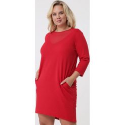 Czerwona Sukienka Janice. Czerwone sukienki damskie Born2be, bez wzorów, z dzianiny, z okrągłym kołnierzem, z długim rękawem, długie, mini. Za 109,99 zł.