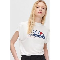 Bawełniana koszulka z nadrukiem - Biały. Białe koszulki damskie Cropp, s, z nadrukiem, z bawełny, bez kołnierzyka, bez rękawów. W wyprzedaży za 35,99 zł.