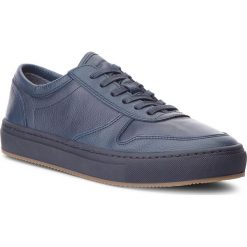 Sneakersy TOMMY HILFIGER - Pebbled Leather Low FM0FM01684 Midnight 403. Niebieskie sneakersy męskie TOMMY HILFIGER, na co dzień, bez wzorów, ze skóry, bez zapięcia. W wyprzedaży za 359,00 zł.