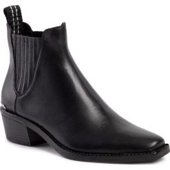 Sztyblety DKNY - Michelle K3901421 Black. Czarne kozaki damskie DKNY, ze skóry ekologicznej, bez obcasa, bez zapięcia. W wyprzedaży za 449,00 zł.