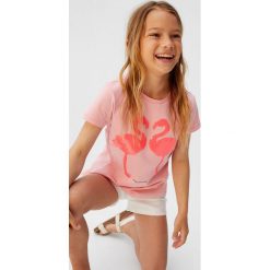 Mango Kids - Top dziecięcy Flamingo 110-152 cm. Różowe bluzki dziewczęce Mango Kids, z nadrukiem, z bawełny, z okrągłym kołnierzem, z krótkim rękawem, krótkie, bez kaptura. W wyprzedaży za 29,90 zł.