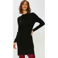 Jacqueline de Yong - Sweter. Czarne swetry klasyczne damskie marki Jacqueline de Yong, s, z wiskozy, z okrągłym kołnierzem. W wyprzedaży za 59,90 zł.