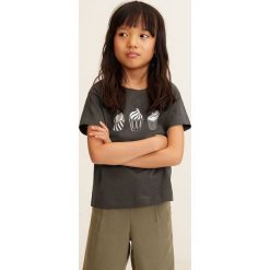 Mango Kids - Top dziecięcy Candy4 104-164 cm. Szare bluzki dziewczęce Mango Kids, z nadrukiem, z bawełny, z okrągłym kołnierzem, z krótkim rękawem, krótkie, bez kaptura. Za 19,90 zł.