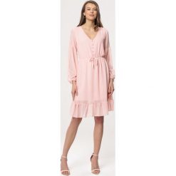 Jasnoróżowa Sukienka Lighten. Sukienki damskie Born2be, bez wzorów, eleganckie, bez rękawów, długie, mini. Za 79,99 zł.