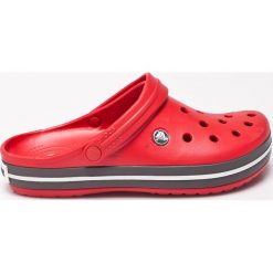 Crocs - Klapki. Czerwone kapcie męskie marki Crocs, z materiału. Za 199,90 zł.