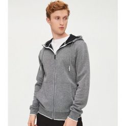 Bluza basic z kapturem melanż - Czarny. Czarne bluzy męskie Cropp, s, bez wzorów, z kapturem, bez rękawów, z kapturem. Za 99,99 zł.