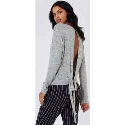 Swetry klasyczne damskie: NA-KD Trend Sweter z wiązaniem z tyłu – Grey