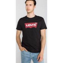 Levi's® Set-in Neck Koszulka Czarny. Czarne podkoszulki męskie s, z nadrukiem, z bawełny, bez kołnierzyka, z krótkim rękawem, krótkie. Za 102,95 zł.