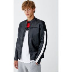 Kurtka biker z paskami na rękawach. Czarne kurtki męskie marki Pull&Bear, m. Za 109,00 zł.
