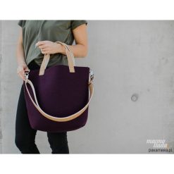 Marmollada - torebka filcowa śr OBERŻYNA do ręk. Torebki klasyczne damskie Pakamera, bez wzorów, z wełny, na ramię, średnie, bez dodatków. Za 330,00 zł.