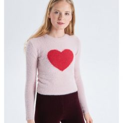 Puszysty sweter z sercem - Różowy. Różowe swetry klasyczne damskie marki Cropp, s. Za 79,99 zł.