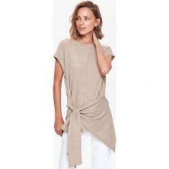 Bluzka dzianinowa z wiązaniem. Brązowe bluzki damskie Top Secret, bez wzorów, z dzianiny, eleganckie, z asymetrycznym kołnierzem, z krótkim rękawem. W wyprzedaży za 39,99 zł.