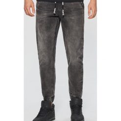Denimowe joggery - Szary. Szare bez kategorii marki Cropp, m, z jeansu. W wyprzedaży za 49,99 zł.