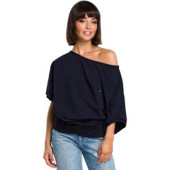 Granatowa Bluzka z Zakładanym Kopertowo Ściągaczem. Niebieskie bluzki damskie oversize marki Molly.pl, s, z dzianiny, z kopertowym dekoltem, z krótkim rękawem. Za 105,90 zł.
