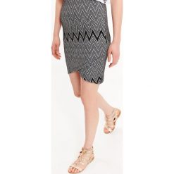 SPÓDNICA REGULARNA DAMSKA, PRZED KOLANO, OŁÓWKOWA, WE WZORY. Czarne spódniczki damskie dzianinowe marki Top Secret, na lato, eleganckie. W wyprzedaży za 29,99 zł.