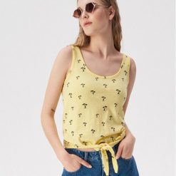 Top z wiązaniem - Żółty. Topy damskie Sinsay. W wyprzedaży za 7,99 zł.