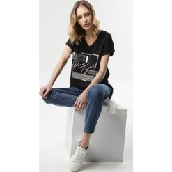Czarna Bluzka Telerose. Czarne bluzki damskie Born2be, s, z nadrukiem, klasyczne, bez kołnierzyka, z krótkim rękawem. Za 49,99 zł.