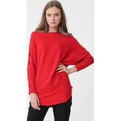 Czerwony Sweter Harlow. Czerwone swetry damskie Born2be, s, w koronkowe wzory, z koronki, z długim rękawem, długie, bez kaptura. Za 89,99 zł.