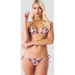 NA-KD Swimwear Dół bikini Triangle - Pink. Różowe bikini NA-KD Swimwear, w paski. Za 32,00 zł.